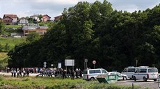 Chorvattí policisté u msta Velika Kladua na hranicích Bosny, kam byli...