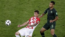 TĚŽKÉ ZPRACOVÁNÍ. Chorvatský útočník Mario Mandžukič krotí míč pod dozorem...