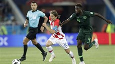 Chorvatský kapitán Luka Modri prohání nigerijského Onyinye Ndidiho.