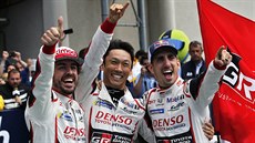 Vítězná posádka závodu 24 hodin Le Mans. Zleva Fernando Alonso, Kazuki...
