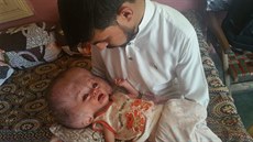 Sedmimsíní Amna s otcem