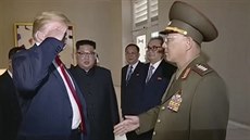 Donald Trump v Singapuru zasalutoval severokorejskému generálovi. Jeho gesto se...