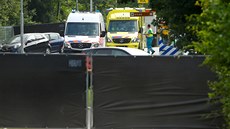 Policisté a záchranái na míst nehody na jihu Nizozemska, kde dodávka po...