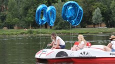 lapadla na Vltav s balónky ve tvaru ísla nula. (18.6.2018)