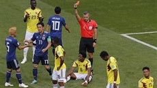Kolumbijský fotbalista Carlos Sánchez (sedící s číslem 6) inkasoval červenou...
