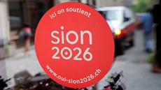 PODPORUJEME SION 2026. Nálepka na skle volební místnosti, kde �výca�i v...