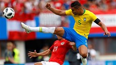 Brazilský fotbalista Casemiro p�eskakuje rakouského Stefana Lainera v...