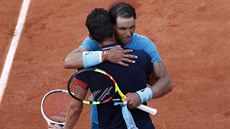 Rafael Nadal se objímá s Dominicem Thiemem po finále Roland Garros.