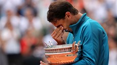 Rafael Nadal zadržuje slzy po 11. výhře na Roland Garros.