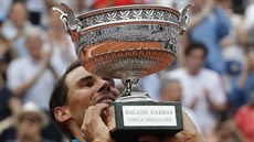 Španělský tenista Rafael Nadal zvedá nad hlavu pohár pro vítěze Roland Garros.