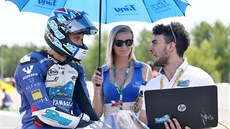 Ondřej Ježek diskutuje s technikem před závodem na mistrovství světa superbiků...