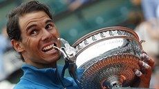 �pan�lský tenista Rafael nadal kou�e do poháru pro vít�ze Roland Garros.