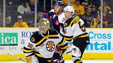 eský gólman se ohlíí za pukem v AHL v týmu Providence Bruins, ped ním stojí...