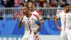Aleksandar Kolarov ze Srbska (v pop�edí) se raduje z gólu do sít� Kostariky.
