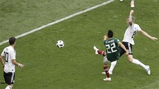 Hirving Lozano z Mexika (v zeleném) p�ekonává obranu N�mecka a posílá sv�j tým...