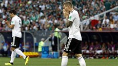 Německý fotbalista Toni Kroos zklamaně vyklízí útočné pásmo po neproměněné...