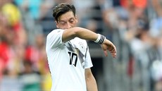 Mesut Özil z Nmecka si otírá tvá bhem zápasu mistrovství svta s Mexikem.