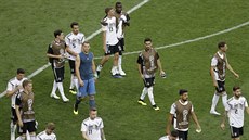 Němečtí fotbalisté zklamaně opouštějí hřiště po prohře s Mexikem.