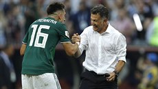 Hector Herrera z Mexika (vlevo) slaví s trenérem Juanem Carlosem Osoriem skalp...