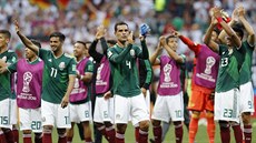 Fotbalisté Mexika slaví výhru nad Nmeckem.