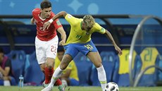 Fabian Schaer ze Švýcarska (vlevo) přidržuje Brazilce Neymara.