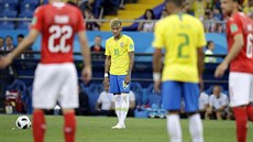 Neymar z Brazílie se chystá zahrát volný přímý kop.