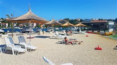 Seget Vranjica - pláž. Lehátka patří k místní plážové restauraci, samotná je...