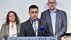 Kandidát do Senátu Martin Uhlíř (uprostřed) vystoupil v Praze při příležitosti...