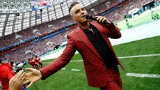 Britský zp�vák Robbie Williams, hlavní hv�zda slavnostního zahájení fotbalového...
