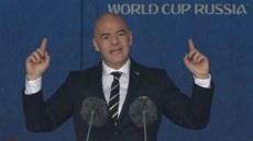 Gianni Infantino, éf FIFA, promlouvá k fanoukm ped zahájením fotbalového...