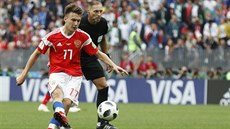 Záloník Aleksandr Golovin stílí pátý gól Ruska v utkání proti Saúdské Arábií...