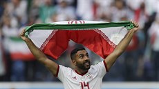 Íránský fotbalista Sámán Ghoddos slaví vítzství nad Marokem v úvodním utkání...