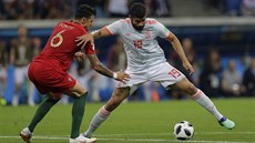 Diego Costa (vpravo) a obránce Portugalska José Fonte (vlevo). Krátce na to...