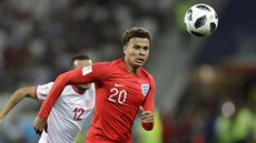 Anglický záloník Dele Alli spchá za míem v utkání mistrovství svta proti...