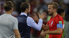 DÍKY, HARRY. Anglický trenér Gareth Southgate dkuje Harrymu Kaneovi, který...