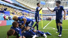 ZALEHLI STELCE. Japontí fotbalisté se radují ze vsteleného gólu indiho...