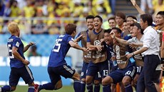 JAPONSKÁ EUFORIE. Fotbalisté Japonska se radují z druhého gólu, který vstřelili...