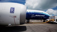 Jeden z motorů Rolls Royce Trent 1000 na letadle Boeing 787 Dreamliner