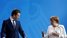 Kurz chce lepí ochranu vnjích hranic, Merkelová ho podporuje. (12. 6. 2018)