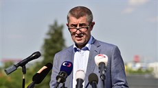 Premiér Andrej Babi vystoupil ped novinái v Prhonicích u Prahy po setkání...