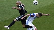 Hlavikový souboj Argentince Javiera Mascherana s reprezentantem Islandu.