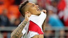 Zklamaný Paolo Guerrero z Peru po zápase s Dánskem.