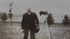 ofie Chotková: Fotograf Rudolf Bruner-Dvoák u stativu s fotopístrojem, kolem...