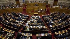 Řecký premiér Alexis Tsipras mluví k parlamentu před hlasováním o vyslovení...