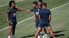 Brazilští fotbalisté během tréninku před vstupem do MS: Marcelo (zleva), Neymar...
