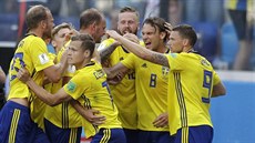 Švédští fotbalisté slaví branku kapitána Granqvista v utkání proti Jižní Koreji.