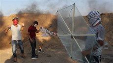 Palestinci zapalují draky vyrobené ze deva, igelitu a provázk.
