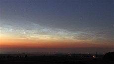 Noní svítící oblaky, jak je zachytil fotograf v pondlí kolem 23. hodiny...