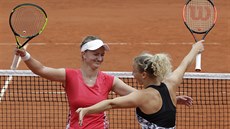 Barbora Krejíková a Kateina Siniaková slaví triumf ve finále tyhry na...