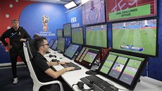 ídící centrum videorozhodích, kteí na fotbalovém mistrovství svta v Rusku...